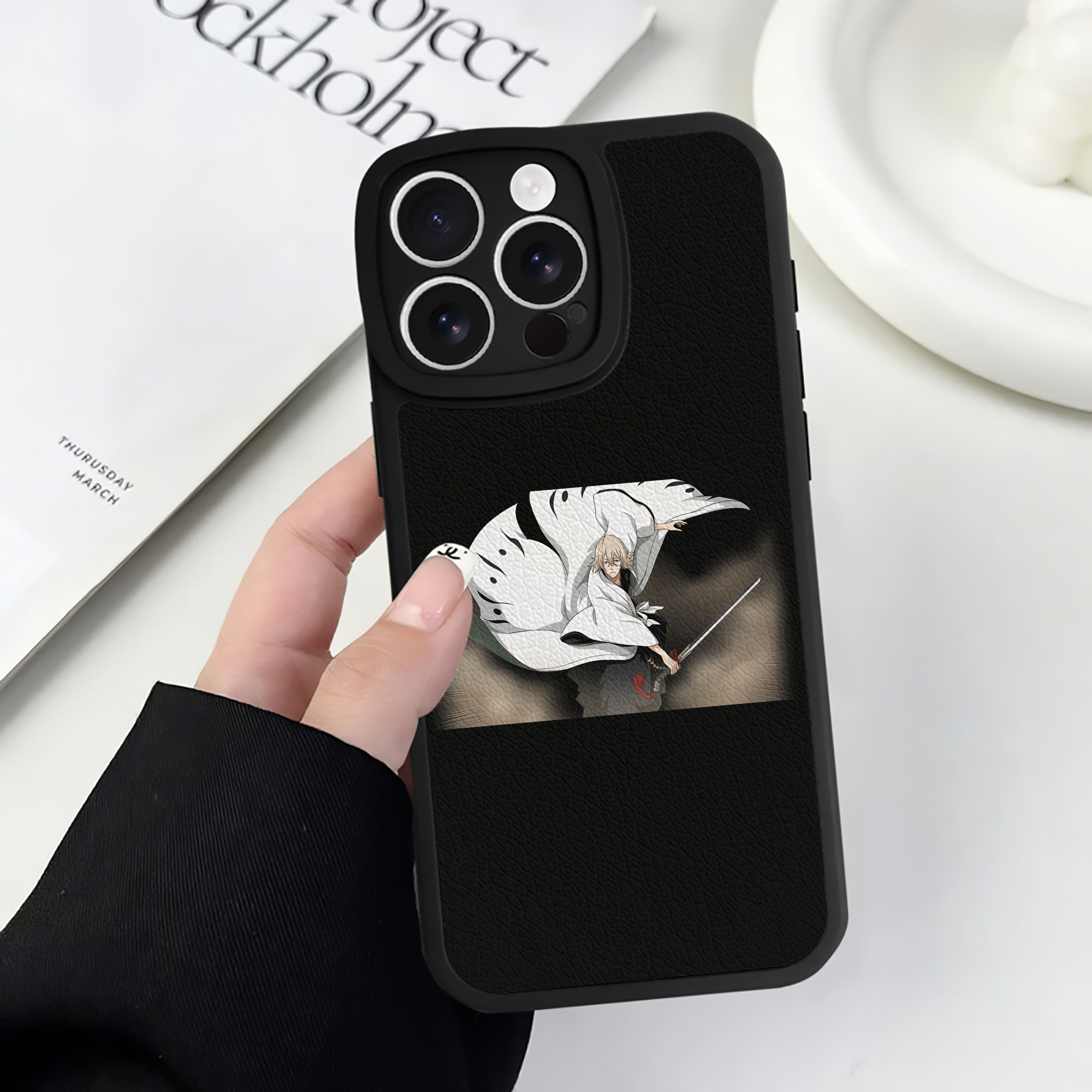 （画像用） "ブリーチ 浦原 喜助（うらはら きすけ） BLEACH Urahara Kisuke " 【iPhone 16シリーズ対応】シリコンスマホケース（レザー調） 材質：シリコン